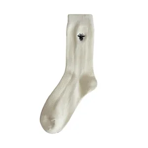 Chaussettes mi-mollet côtelées blanches avec motif d'abeille noire brodé chic pour le quotidien.
