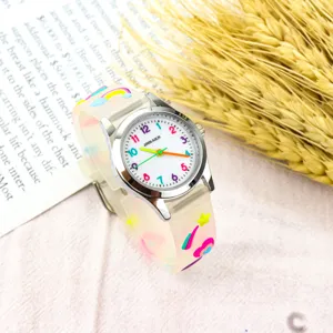Jolie montre quartz pour enfants avec bracelet colore et cadran avec chiffres animes.