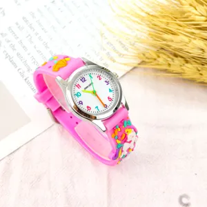 Vue de détail montre quartz rose enfant avec cadran chiffres colorés et bracelet licorne.