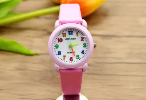 Kinder rosa Quarzuhr Detailansicht, schöne bunte Ziffern und weiches Lederarmband für Kinder.