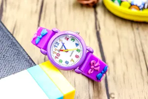 Kinder lila Silikon Quarzuhr mit bunten Zahlen und süssen 3D Schleife Verzierungen.