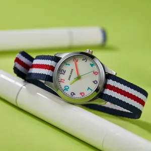 Kinder-Canvas-Quarzuhr mit buntem Armband und Zahlen für Jungen und Mädchen im Alltag.