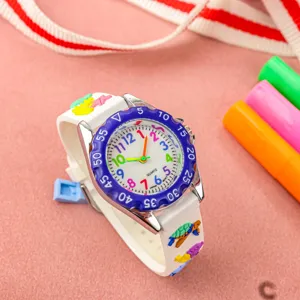 Detailansicht Kinder Quarzuhr mit Ozean Thema weißes Silikonarmband buntes Zifferblatt.