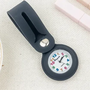 Montre de poche en silicone gris foncé avec cadran coloré, mouvement quartz et attache.
