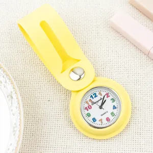 Montre gousset en silicone jaune avec mouvement à quartz et clip, idéale pour étudiants.