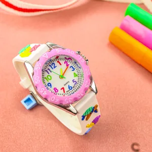 Kinder Quarzuhr Nahaufnahme mit bunten Zahlen, weißem Armband und niedlichen Meerestier-Anhängern.