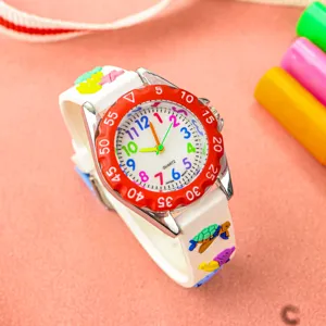 Kinder Quarzuhr Detailaufnahme, buntes Zifferblatt mit Zahlen und Meerestiere Silikonarmband.