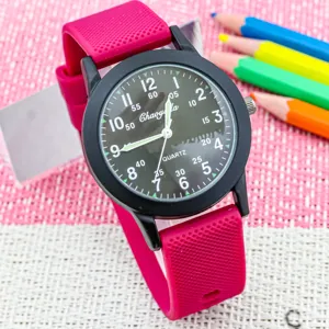 Orologio al quarzo per bambini con cinturino in silicone rosa e quadrante nero chiaro.