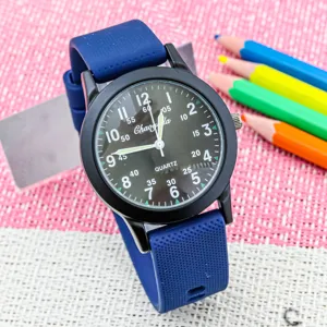 Orologio al quarzo per bambini con cinturino in silicone blu e numeri chiari per uso quotidiano.