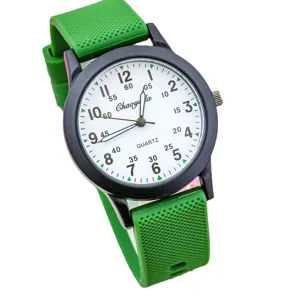 Orologio al quarzo impermeabile per bambini con cinturino in silicone verde e quadrante chiaro.