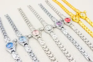 Elegante conjunto de reloj de cuarzo para mujer con delicadas cadenas y esferas con corazón.