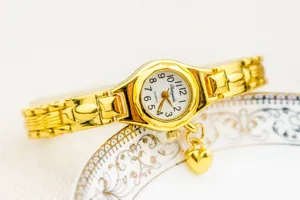 Reloj de cuarzo dorado para mujer con colgante de corazón y pulsera de cadena fina