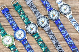 Vue détaillée de montres camouflage pour enfants avec cadran hélicoptère et bracelet.
