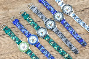 Montre quartz camouflage enfant cadran hélicoptère bracelet silicone détail vue.