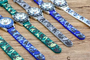 Montre à quartz camouflage pour enfants avec cadran hélicoptère et bracelet silicone.