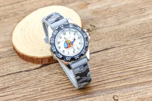 Montre quartz camouflage pour enfants avec cadran hélicoptère et bracelet silicone.