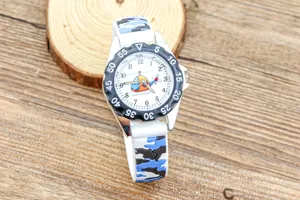Montre quartz camouflage pour enfants, cadran hélicoptère dessin animé et bracelet bleu détail.