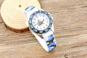 Gros plan détail de la montre à quartz camouflage pour enfants avec cadran hélicoptère.