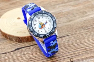 Montre quartz camouflage bleu pour enfants avec cadran hélicoptère et chiffres clairs.