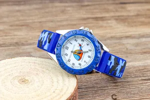 Montre quartz camouflage pour enfants avec cadran hélicoptère 3D et bracelet bleu confortable.