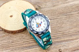 Montre à quartz camouflage pour enfants avec cadran hélicoptère et bracelet vert.