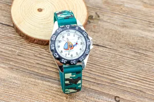 Montre quartz camouflage enfant avec cadran motifhelicoptere et bracelet en silicone vert.