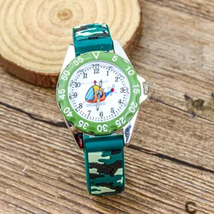 Montre à quartz camouflage pour enfants avec cadran hélicoptère et bracelet confortable.