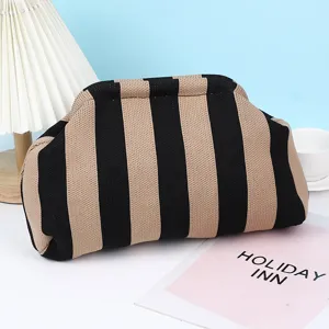Λεπτομερής λήψη πλεγμένης τσάντας clutch με ρίγες, μοντέρνα μαλακή τσάντα αντίθεσης.