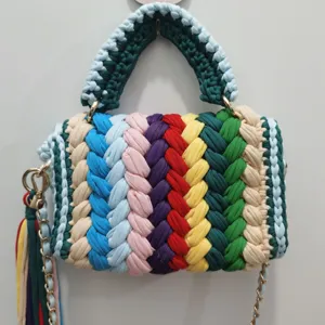 Handgemaakte kleurrijke gehaakte handtas detail, regenboog stof crossbody tas met kettingriem.