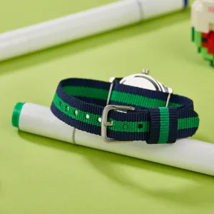 Detailansicht Kinder-Leinwand-Uhr mit blau-grünem Streifen-Nylonarmband und Metallschließe.