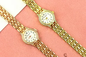 Vue détaillée de montres à quartz élégantes pour femmes avec bracelets en métal doré.