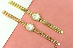 Montre à quartz strass pour femme élégante avec bracelet en métal et chiffres clairs.
