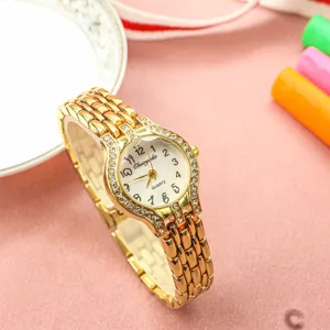 Montre quartz or pour femme avec lunette strass et bracelet en metal vue de detail
