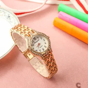 Montre quartz femme décontractée bracelet acier doré, lunette strass et chiffres clairs.