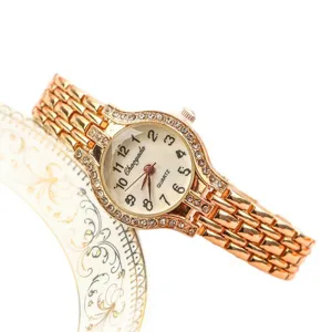 Élégante montre quartz femme or rose avec lunette strass et cadran chiffres clairs.