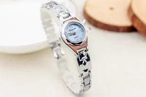 Reloj de cuarzo para mujer de metal plateado con esfera azul claro elegante reloj