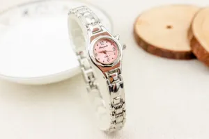 Reloj de cuarzo con pulsera de metal plateado para mujer con esfera rosa bonita.