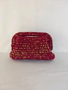 Handgefertigte Häkel-Clutch Tasche Detail, vintage Goldfaden gewebte Textur, Premium.