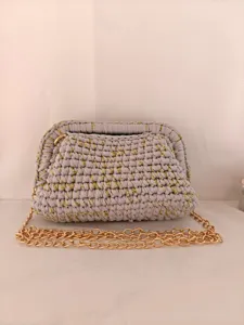Sac bandoulière au crochet fait main avec fil dorée, chaîne élégante et fermeture rétro chic.