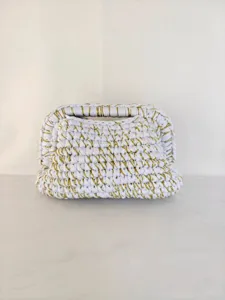 Handgemachte Häkel-Clutch Detail, weißes und goldenes Metallic-Garn, retro Textur-Design.