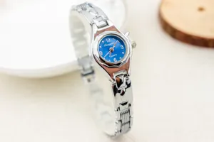 Reloj de cuarzo mujer elegante pulsera metal plateado esfera azul moda casual chic