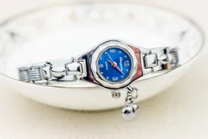 Elegante reloj de cuarzo con esfera azul y lindo colgante de corazón para mujeres.