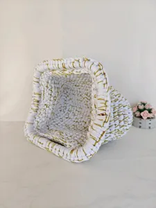 Handgeflochtene weiße Clutch mit Goldfaden-Akzent, Vintage-Struktur Detailansicht für Frauen.