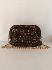 Sac à bandoulière crocheté fait à la main avec chaîne dorée et texture rétro et style sac main