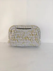 Detailaufnahme der handgefertigten grau-goldenen Web-Clutch mit retro texturiertem Design.
