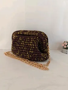 Gros plan détail du sac bandoulière crocheté à la main avec fils dorés et chaîne métallique.
