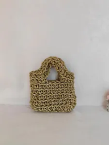 Detailaufnahme einer goldenen Perlen-Handtasche mit strukturierter Webung für Abendfeiern.