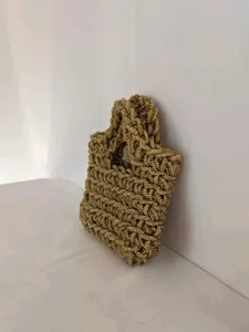 Detailaufnahme der glitzernden goldenen Strass handgemachten Häkel Handtasche Textur.