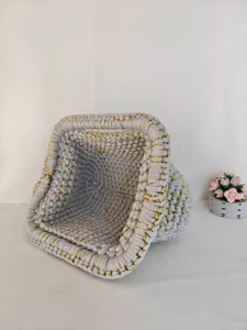 Handgefertigte Stricktasche Detailansicht, graue Glitzer Clutch fuer den Gebrauch.