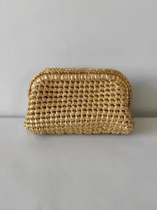 Χειροποίητη μεταλλική υφαντή τσάντα clutch με λεπτή υφή βελονιού και κομψό σχεδιασμό.